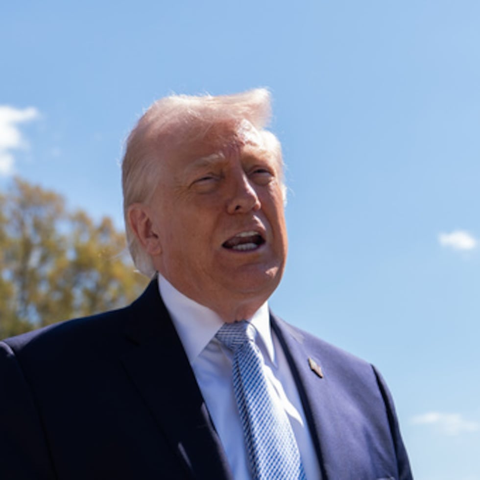 El presidente Donald Trump habla con los periodistas durante el White House Easter Egg Roll en el Jardín Sur de la Casa Blanca, el lunes 6 de abril de 2026, en Washington. (AP Photo/Julia Demaree Nikhinson)