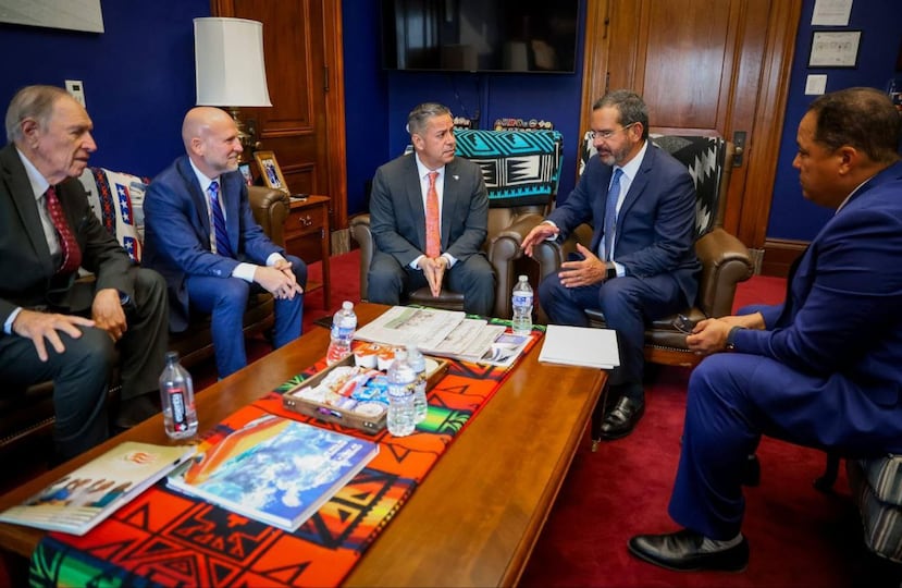 Los senadores Ángel Toledo, Carmelo Ríos y el exgobernador Pedro Pierluisi junto al congresista Ben Ray Luján.