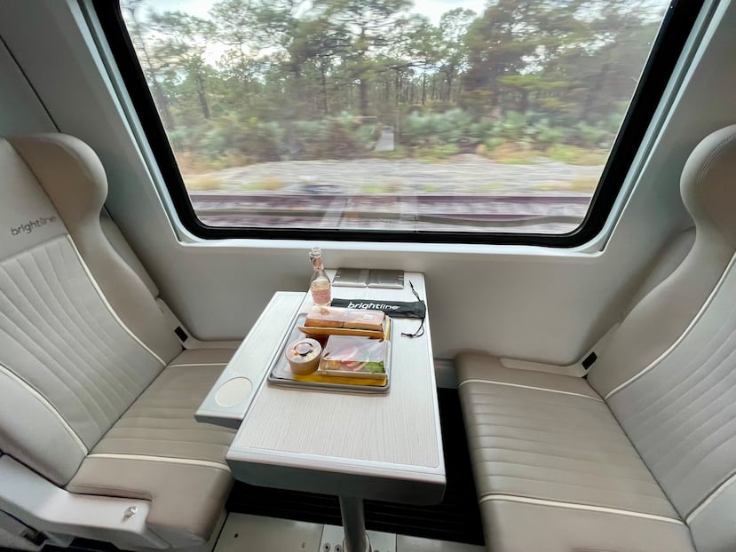 El tren Brightline conecta las ciudades de Orlando y Miami a un precio accesible.