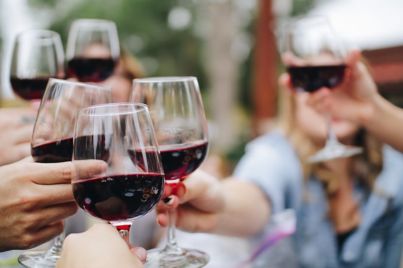 Los antioxidantes que contienen el vino tinto, llamados polifenoles, ayudan a proteger el revestimiento de los vasos sanguíneos del corazón. (Kelsey Knight / Unsplash)