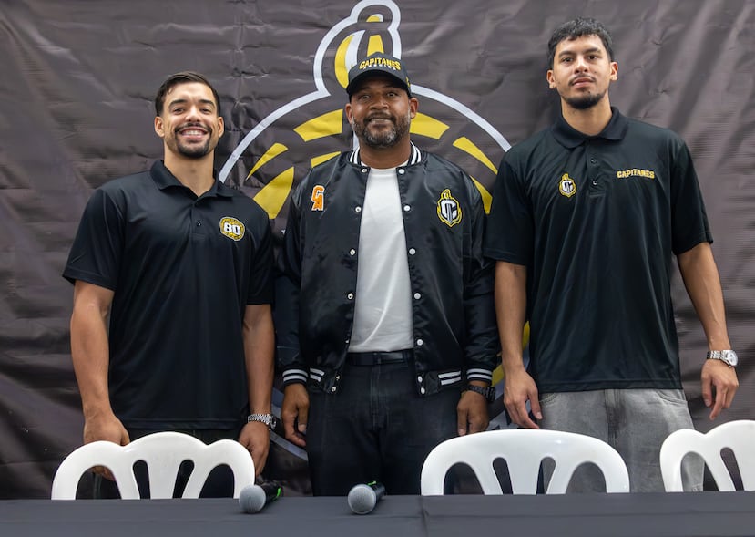 Ayuso junto a los jugadores arecibeños Diego González y Rafael Pinzón.
