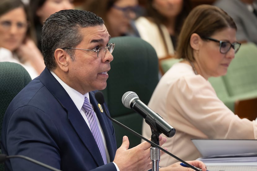 En primer plano, el zar de Energía y director ejecutivo de la Autoridad para las Alianzas Público Privadas, Josué Colón.