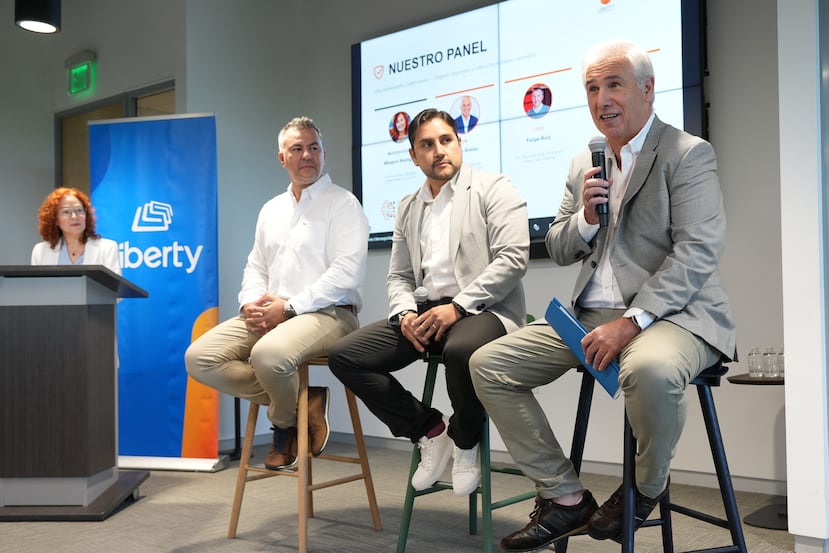 Dede la izquierda Milagros Rodríguez, gerente de comunicaciones de Liberty PR; Felipe Ruiz, jefe de seguridad informática de Liberty Latin America (LLA); Luis García, del programa de concienciación de ciberseguridad de LLA; y Nacho Román, gerente general de Liberty PR.