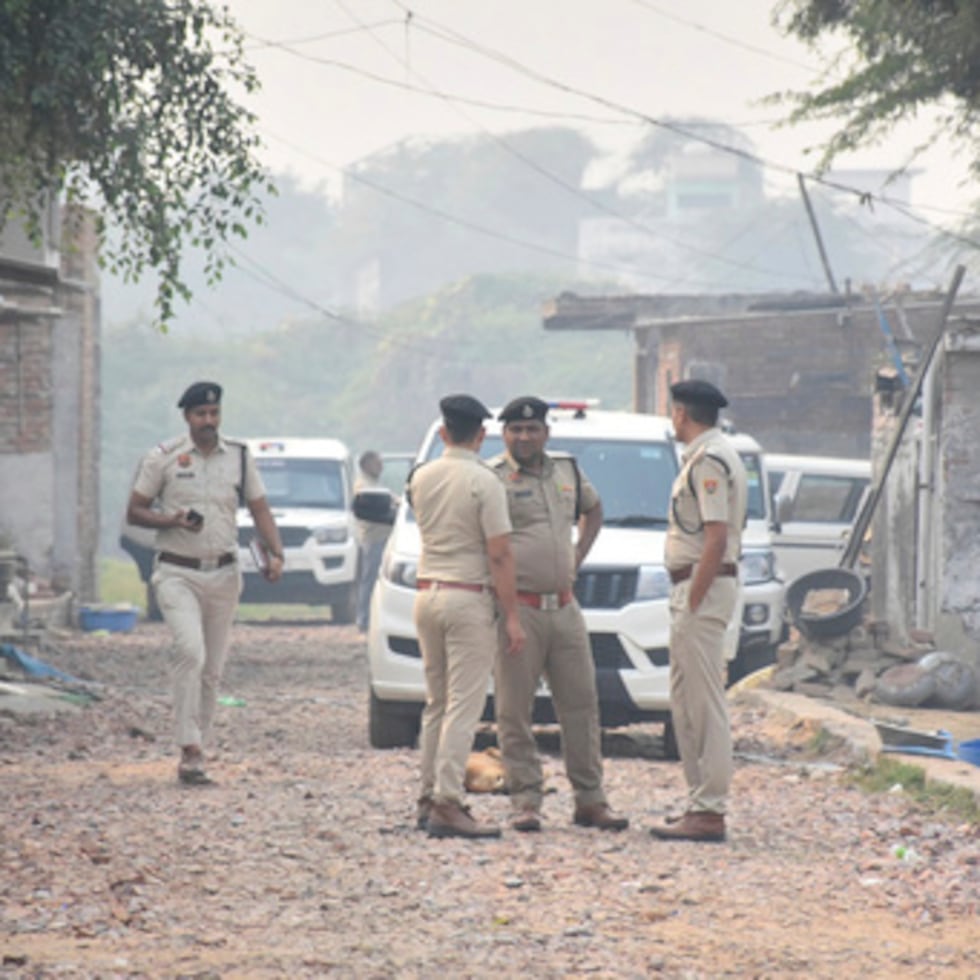 Oficiales mantienen vigilancia en una casa en Fatehpur Tagga, en las afueras de Nueva Delhi, India.