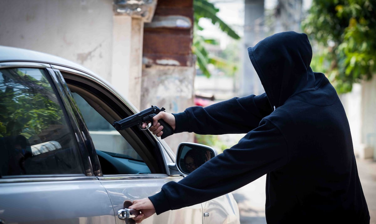 Recoger tamarindos casi les sale caro: fallido carjacking pone a correr a ladrón en Juana Díaz