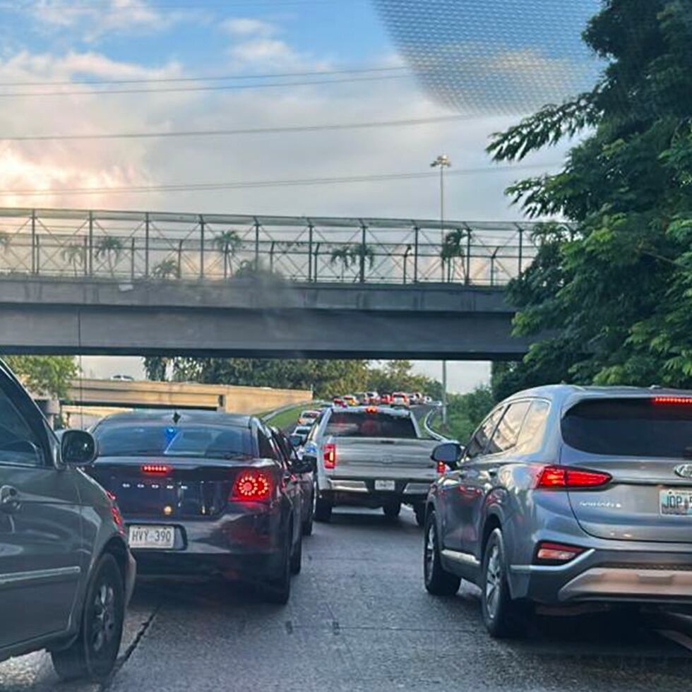 El incidente provocó que los miles de conductores que transitan por el área ataponaran otras carreteras, en alguna de las cuales se han reportado otros choques que han agravado la situación.