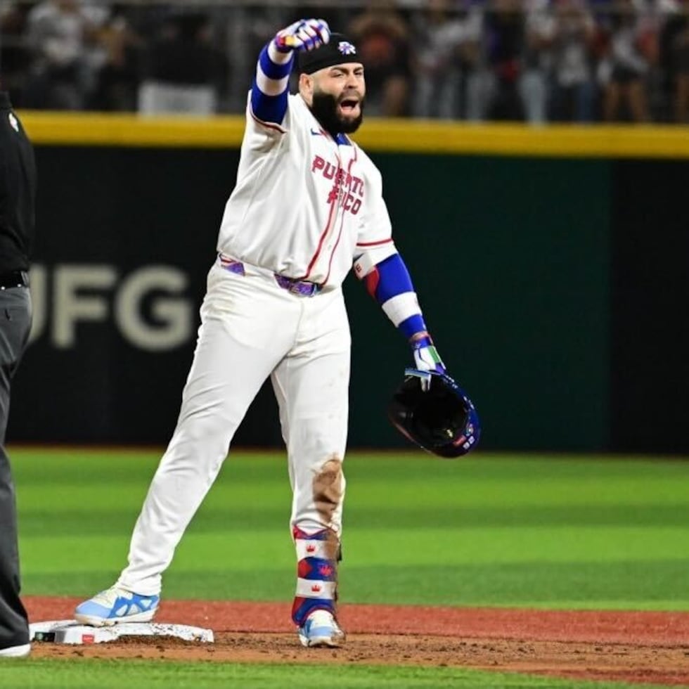 Emmanuel "El Pulpo" Rivera festeja un doble en la tercera entrada.