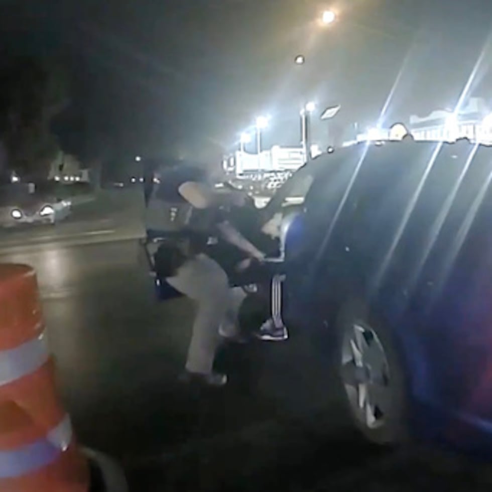 En la imagen, tomada de un video proporcionado por el Departamento de Seguridad Pública de Texas, el agente especial de Investigaciones del Departamento de Seguridad Nacional Jack Stevens saca a Rubén Ray Martínez de su vehículo después de dispararle el 15 de marzo de 2025.