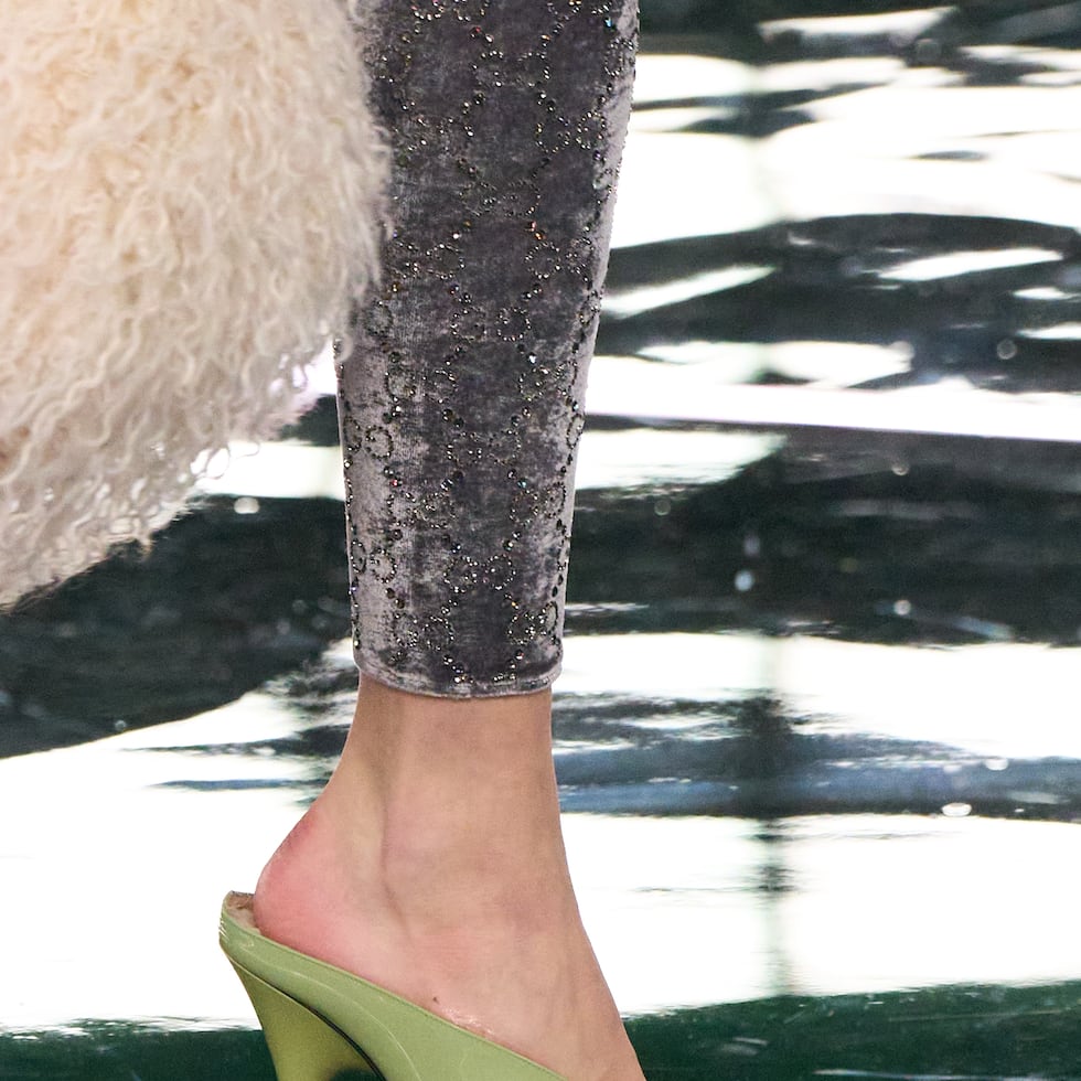Las siluetas puntiagudas ("pointed toe") son clave para modernizar este diseño, igual que el empeine en forma de V como este modelo de mules de la última colección de Gucci
