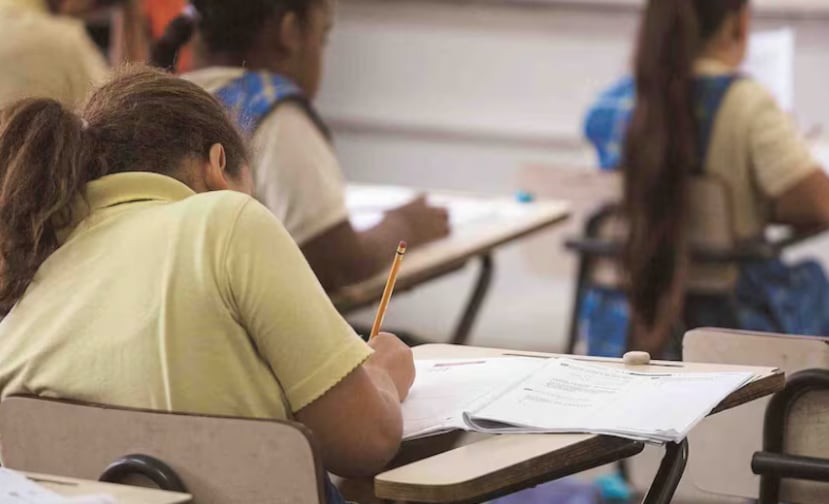 Las Pruebas CRECE se administran en línea y en papel a alumnos de los grados 3.º a 8.º y 10.º, conforme a los requisitos de cumplimiento federal.