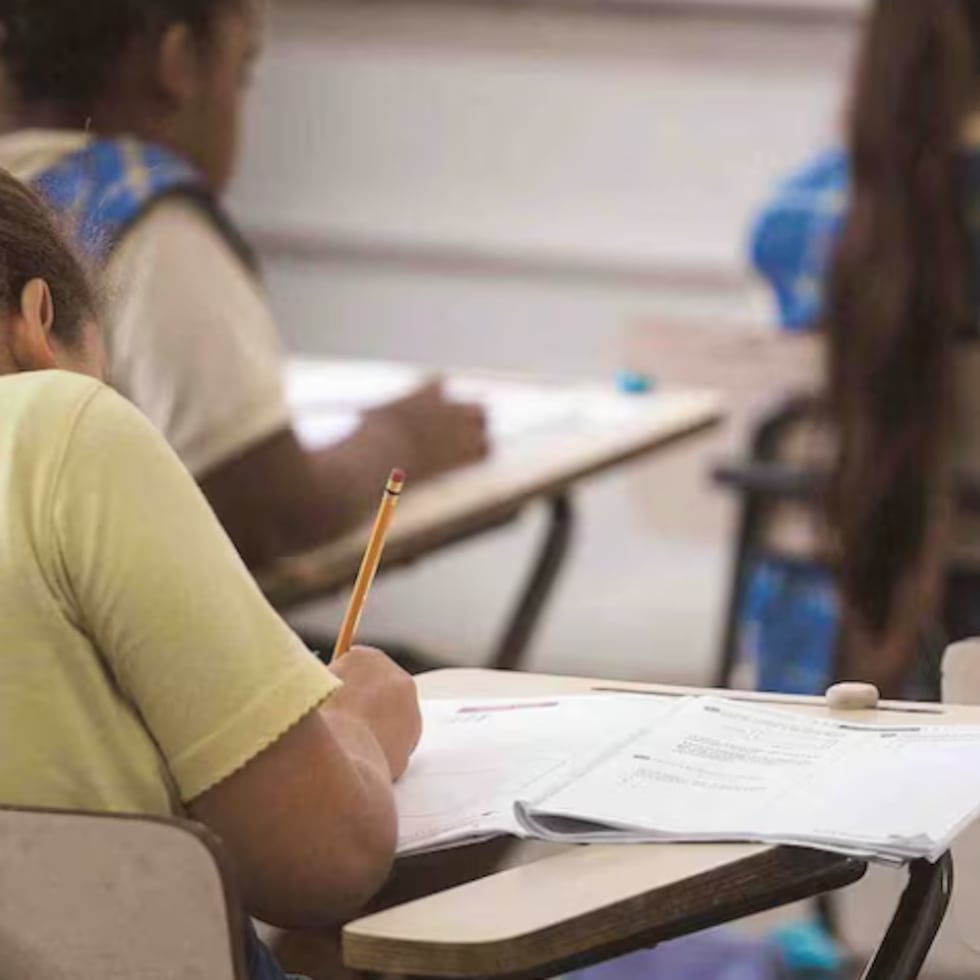 Las Pruebas CRECE se administran en línea y en papel a alumnos de los grados 3.º a 8.º y 10.º, conforme a los requisitos de cumplimiento federal.