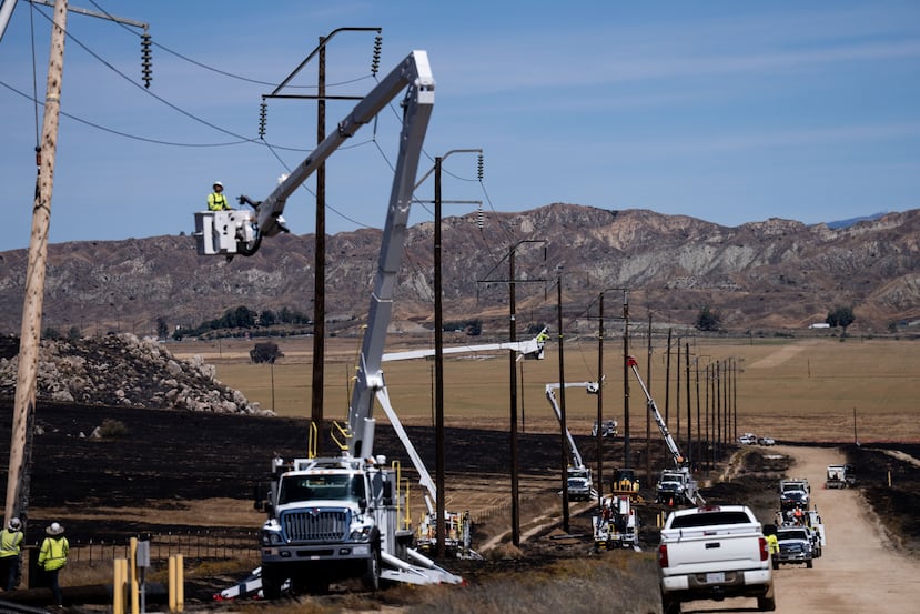 Equipos de la compañía eléctrica trabajan para restablecer el suministro eléctrico en una zona afectada por el incendio Springs en Moreno Valley, California, el sábado 4 de abril de 2026. (Foto AP/Jae C. Hong)