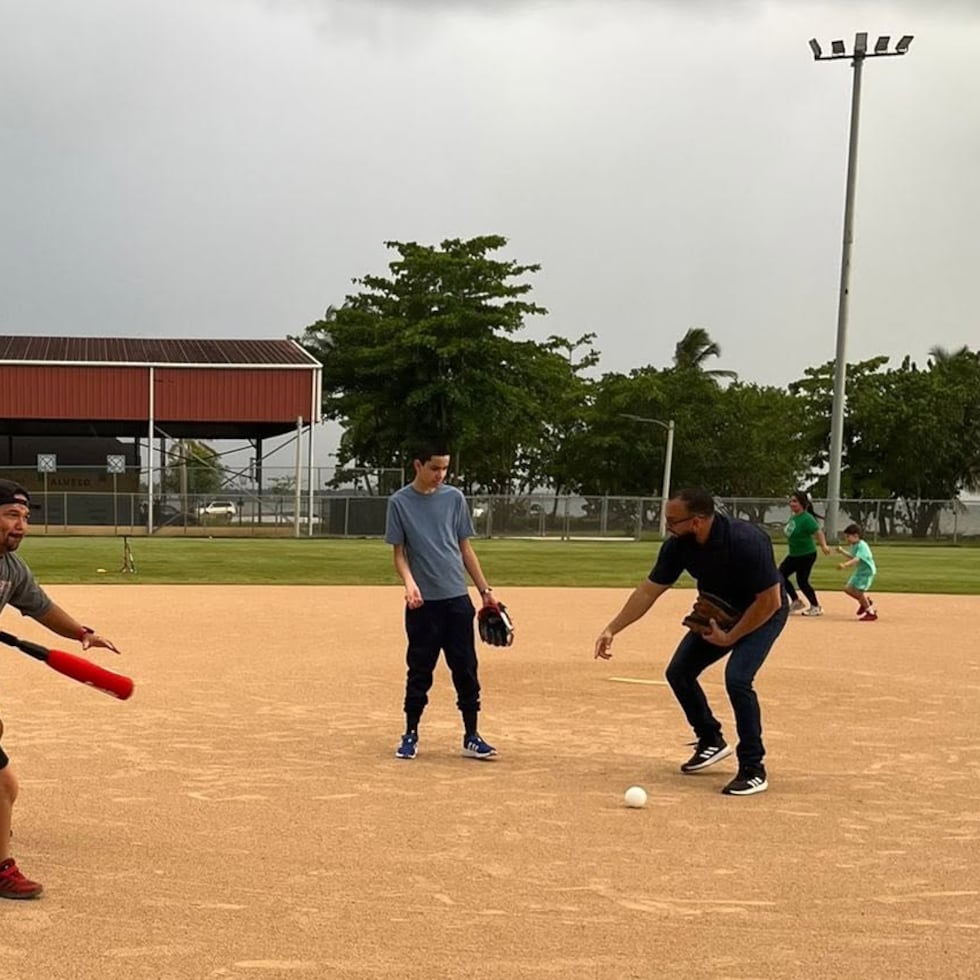 El programa de béisbol para niños con autismo en la comunidad del barrio El Seco en Mayagüez, fue desarrollado por un profesor del Departamento de Kinesiología de la UPR en Mayagüez.