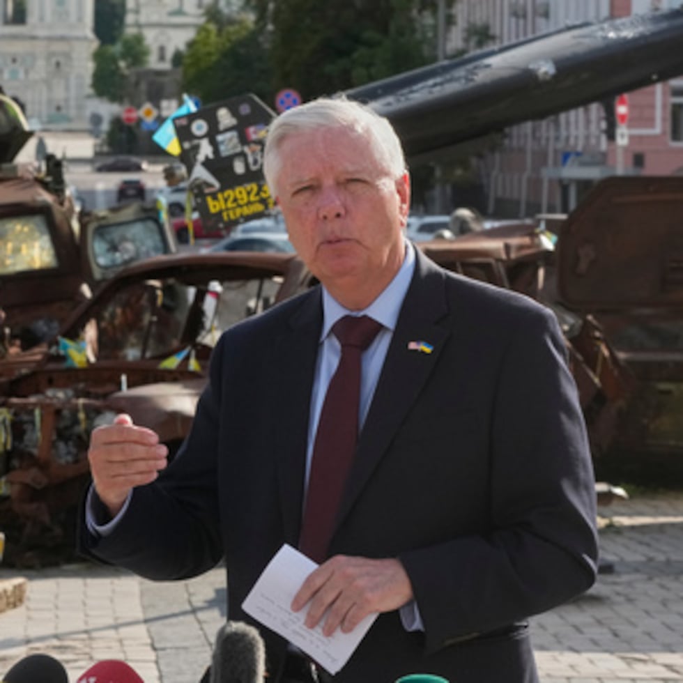El senador estadounidense Lindsey Graham, republicano por Carolina del Sur, responde a las preguntas de los medios de comunicación junto a una exposición de vehículos rusos dañados en el centro de Kiev, el 10 de julio de 2026. (Foto AP/Efrem Lukatsky, archivo)