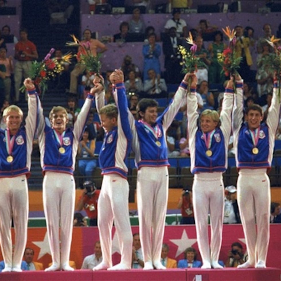Miembros del equipo de gimnasia de Estados Unidos, desde la izquierda: Bart Conner, Peter Vidmar, Jim Hartung, Mitch Gaylord, Scott Johnson y Tim Daggett.
