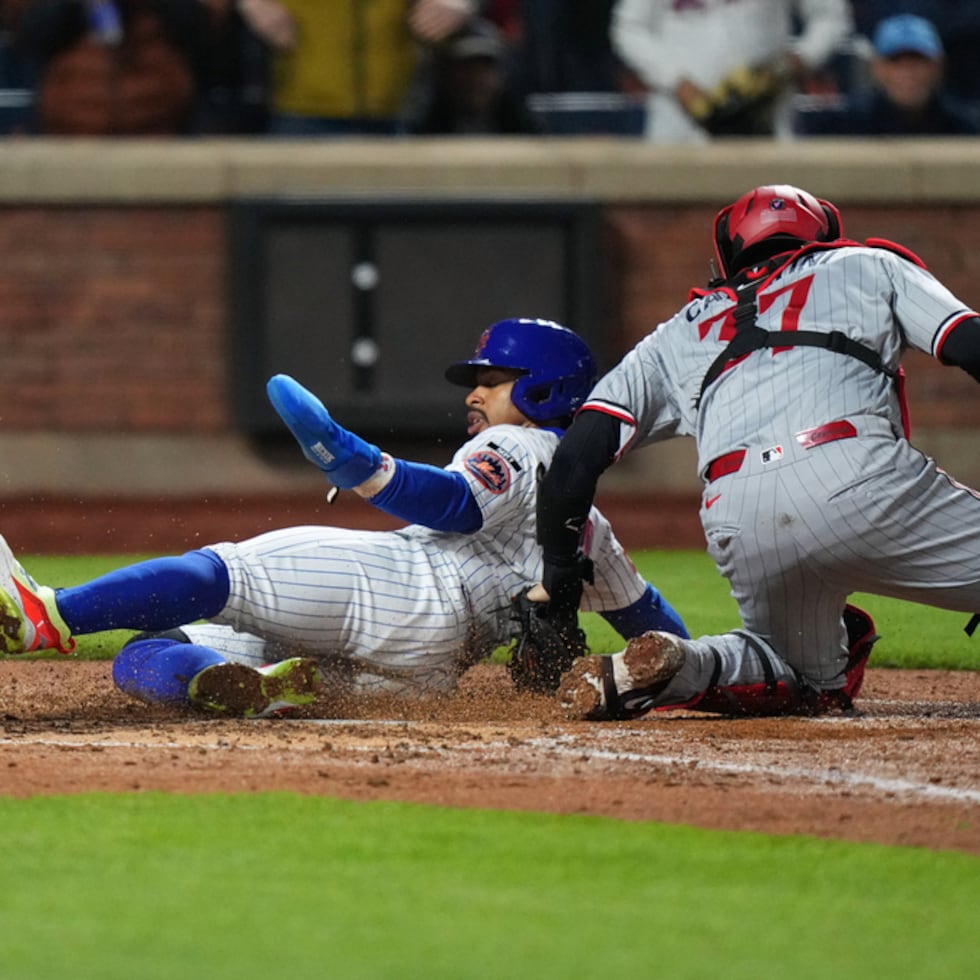 Francisco Lindor anota una carrera antes de abandonar el partido por problemas físicos.