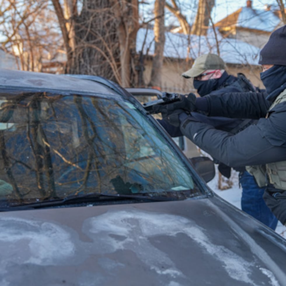 Activistas son abordados por un agente federal blandiendo un arma de fuego, por seguir vehículos de agentes.