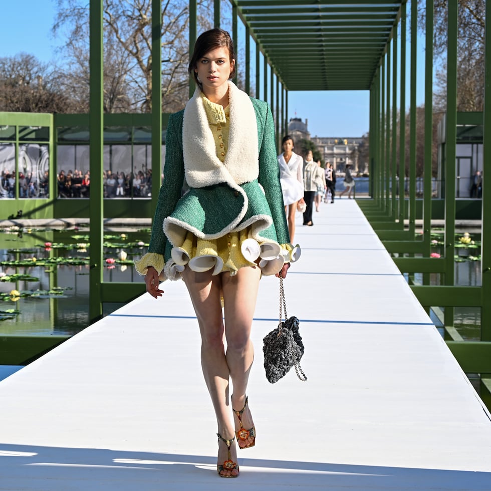 La casa francesa Dior volvió a convertir a París en el epicentro de la elegancia con un desfile que celebró la precisión artesanal, las siluetas estructuradas y una paleta que osciló entre la sobriedad clásica y acentos contemporáneos.