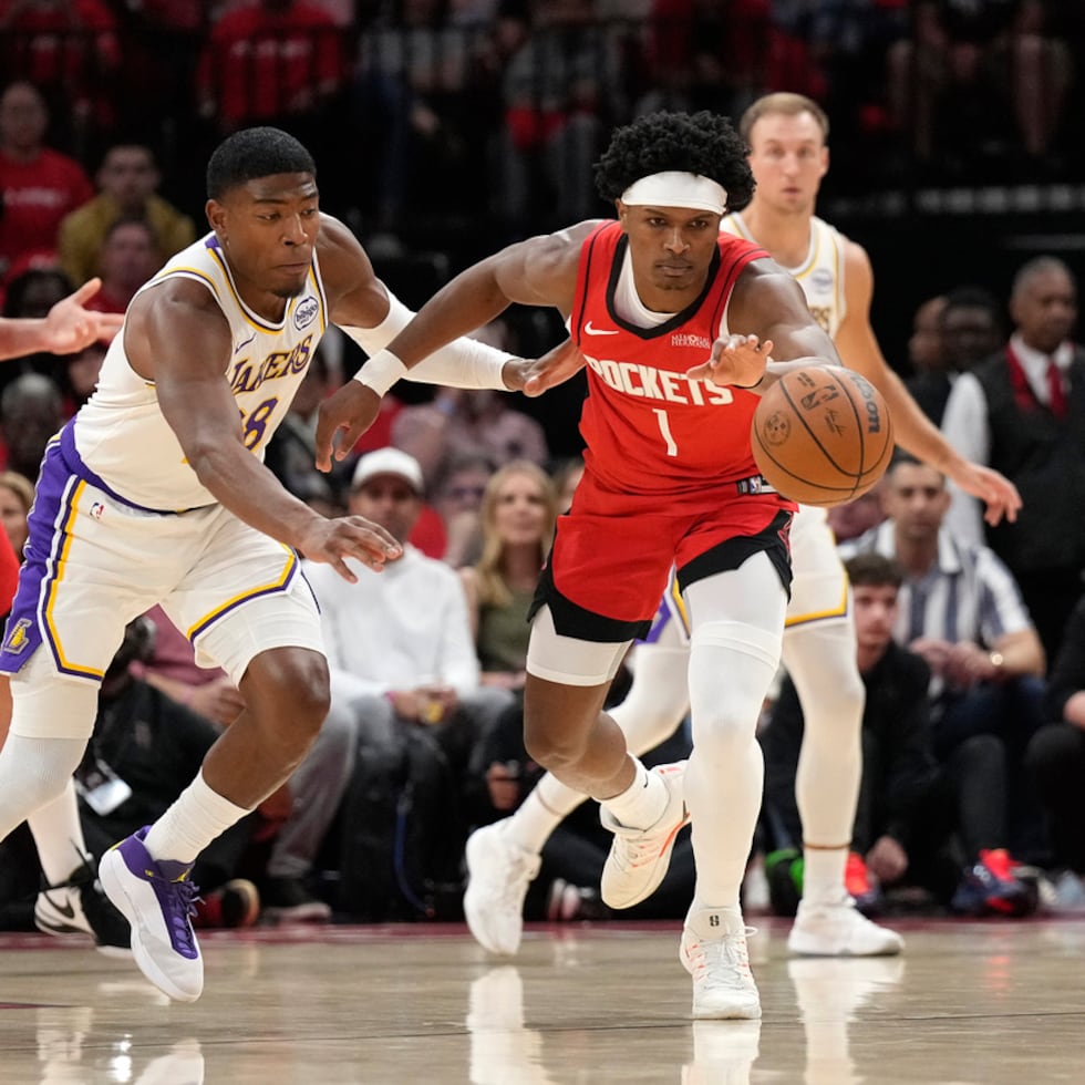 Amen Thompson disputa un balón con Rui Hachimura durante el cuarto juego de la serie.