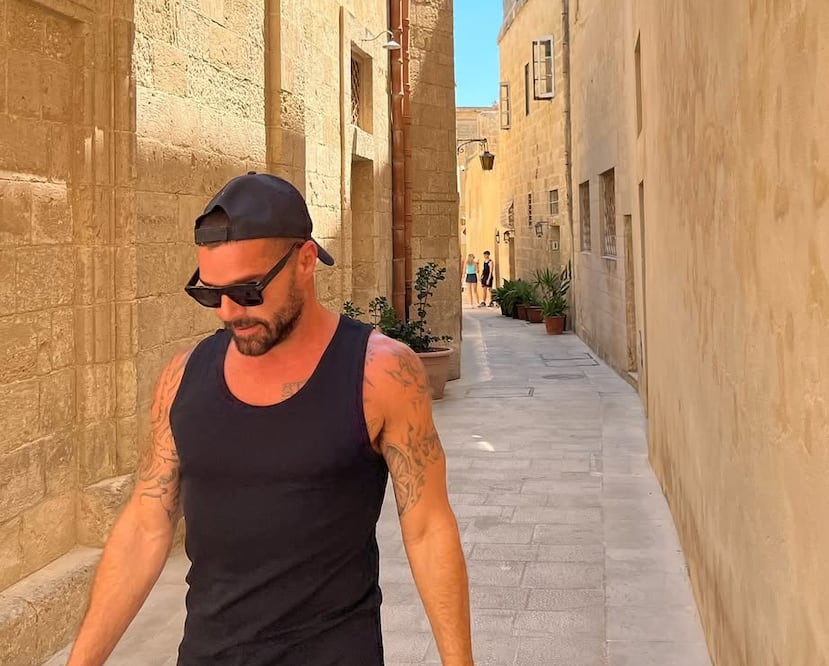 Ricky Martin camina por las calles de La Valeta, en Malta, durante unas cortas vacaciones en Europa.