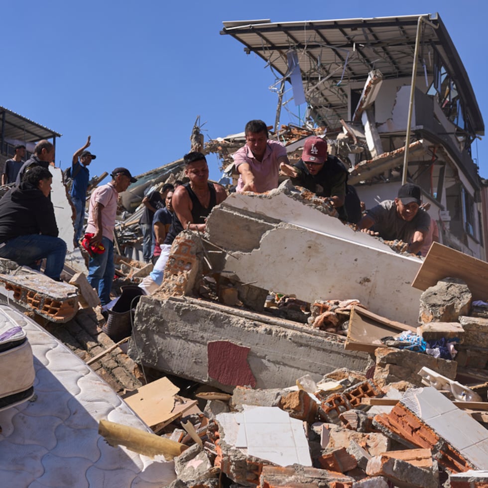 Residentes buscan sobrevivientes en la localidad de Pereira, una de las que recibió fuerte impacto por el temblor.