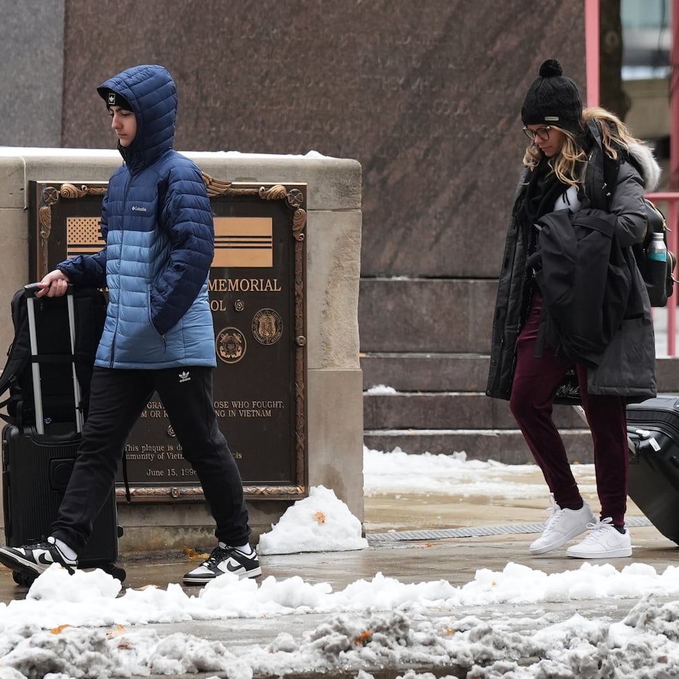 Personas en medio de la nieve en Chicago el 11 de noviembre del 2025. (AP foto/Nam Y. Huh)