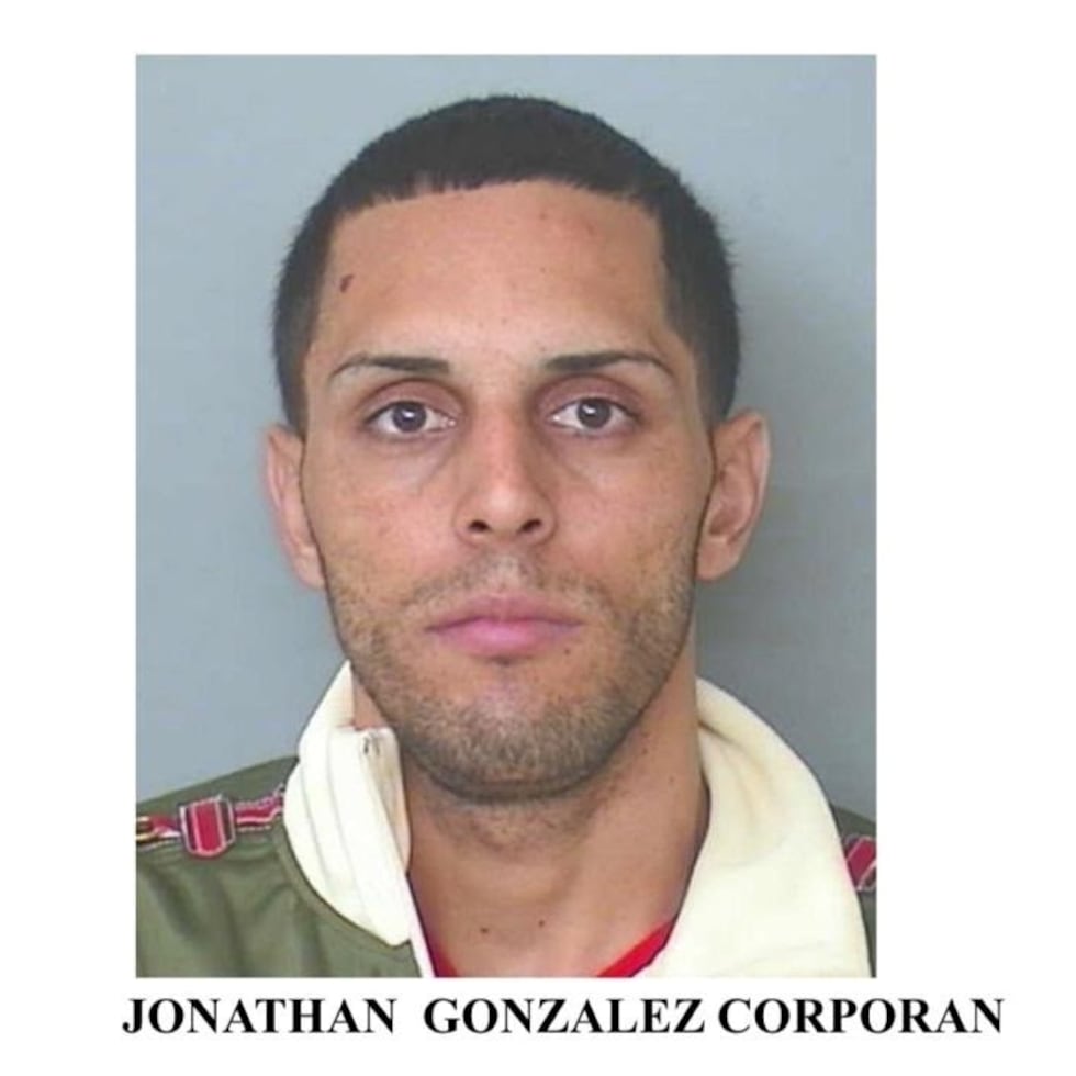 Jonathan González Corporán es buscado por la Policía.