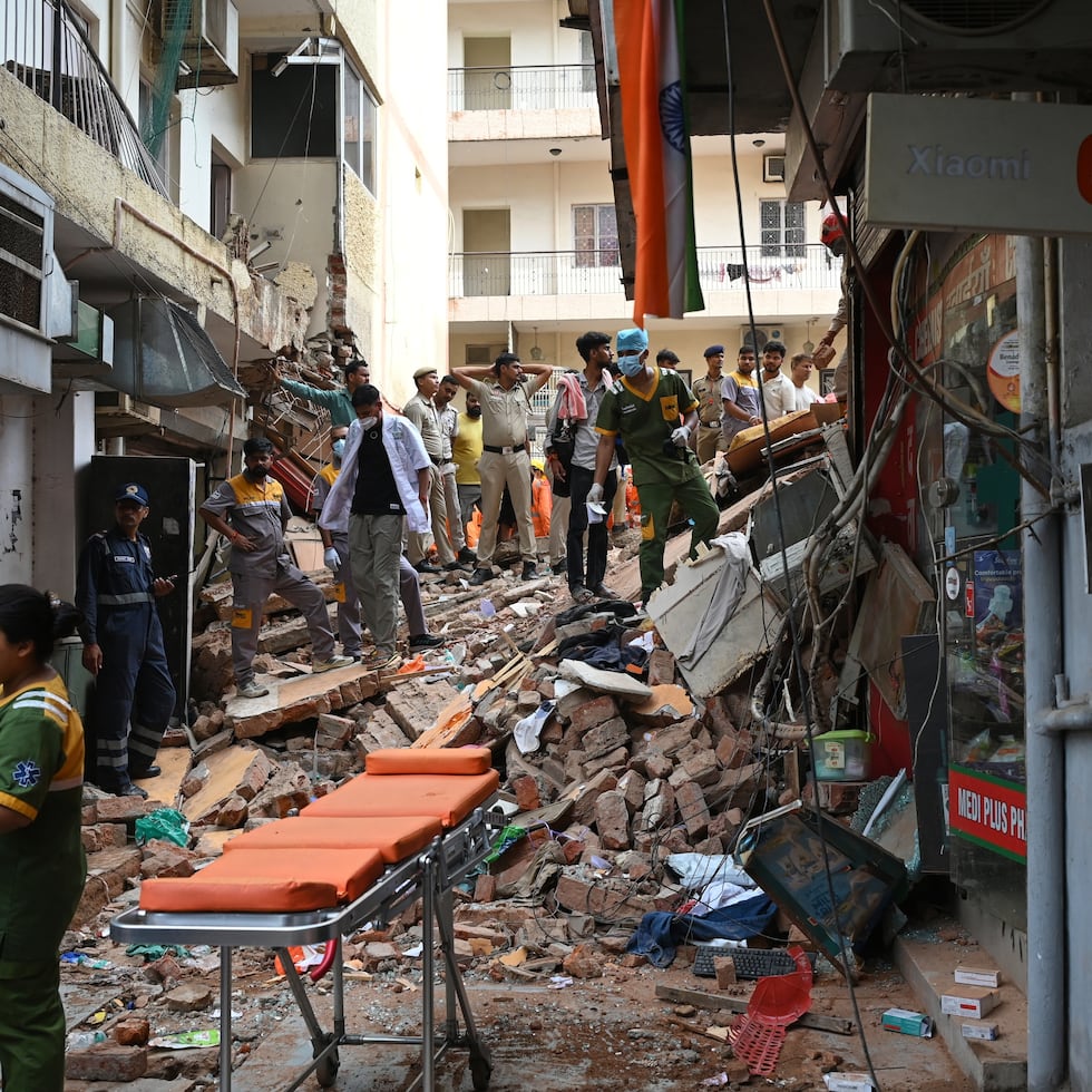 El funcionario de bomberos Abhilash Malik dijo que de 30 a 40 personas seguían atrapadas.