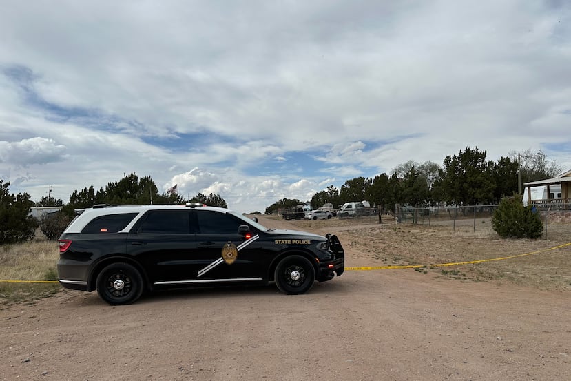 Un vehículo de la Policía Estatal de Nuevo México acordonó un vecindario en Mountainair, Nuevo México, donde, según las autoridades, varias personas fallecieron el miércoles 20 de mayo de 2026 y más de una docena de socorristas estuvieron expuestos a una sustancia desconocida y posteriormente recibieron tratamiento en un hospital. (Foto AP/Savannah Peters)
