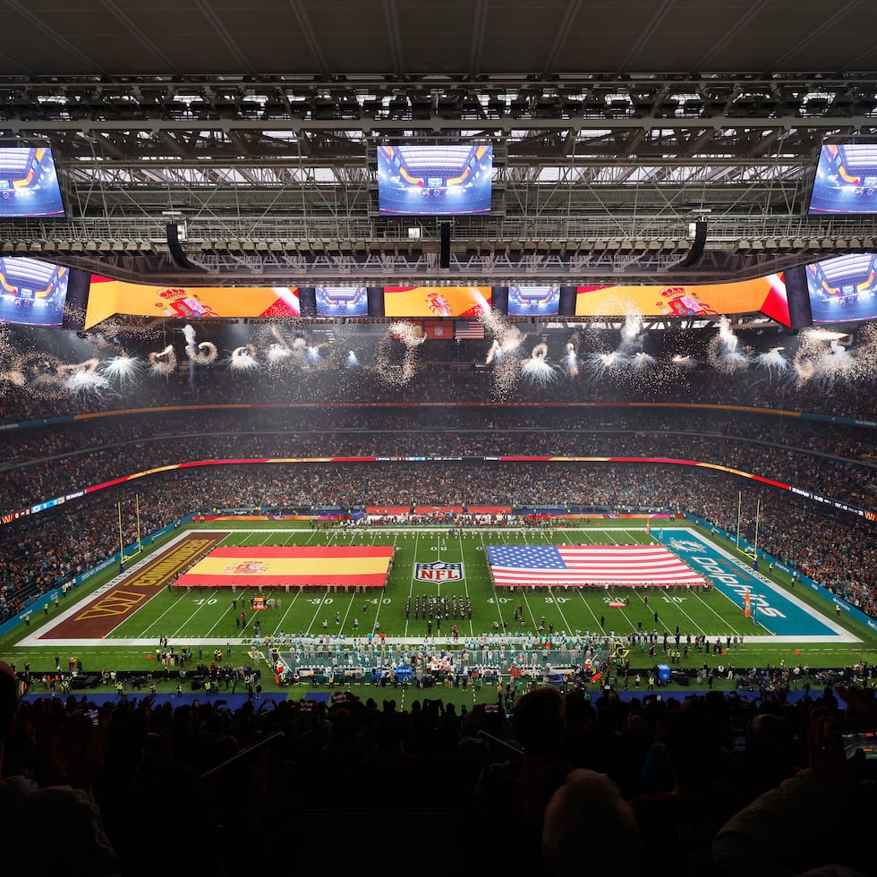 Vista del Estadio Santiango Bernabéu durante el himno nacional antes del encuentro de la NFL entre los Dolphins de Miami y los Commanders de Washington.