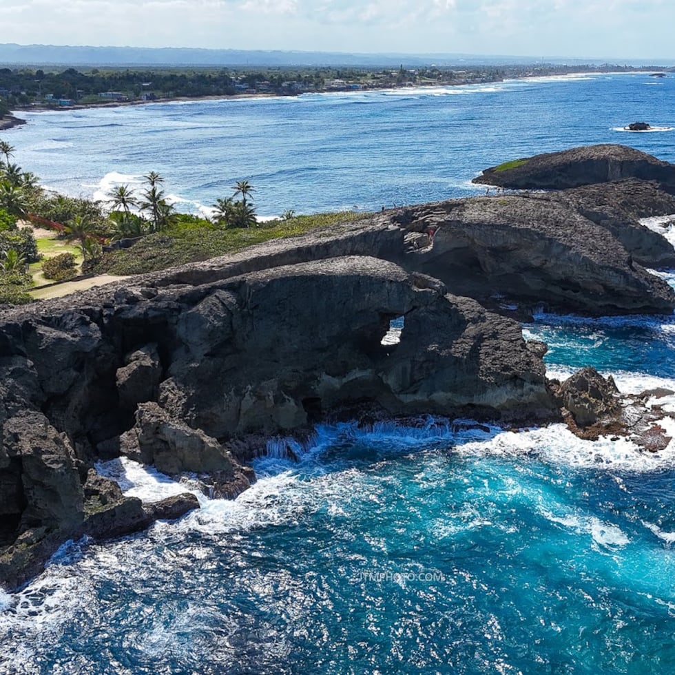 El área de la Cueva del Indio, en Arecibo, es concurrida por locales y turistas.