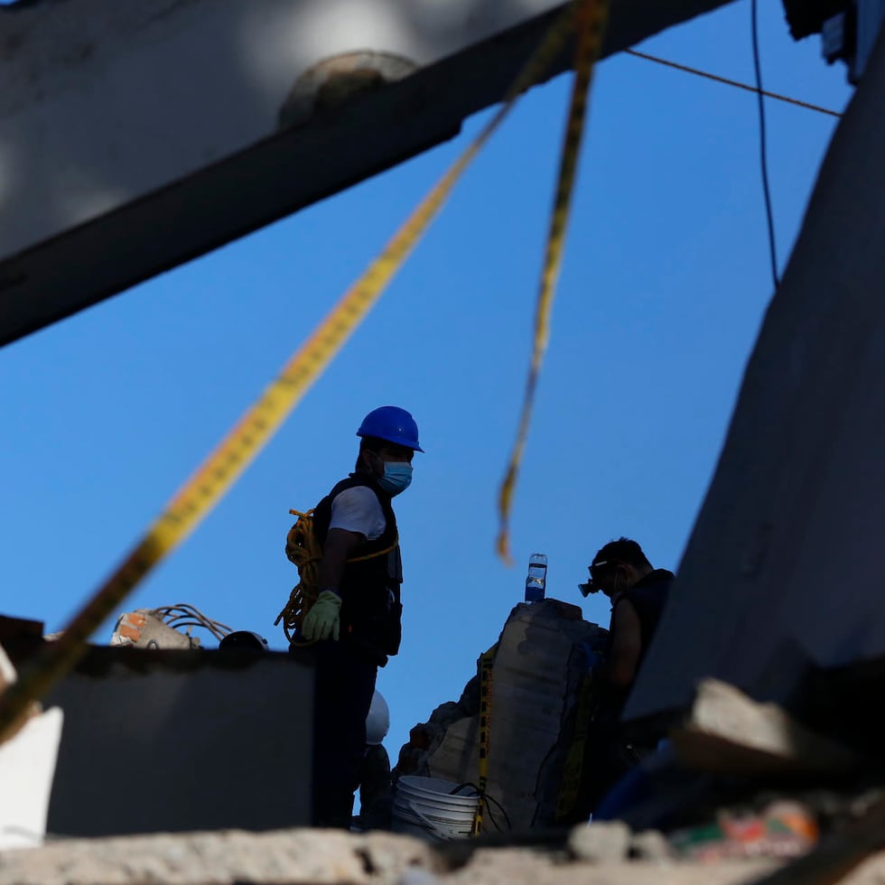 El amanecer en Cali reveló techos desplomados, paredes partidas, viviendas inhabitables y calles en las que todavía se busca a quienes quedaron atrapados entre los escombros.