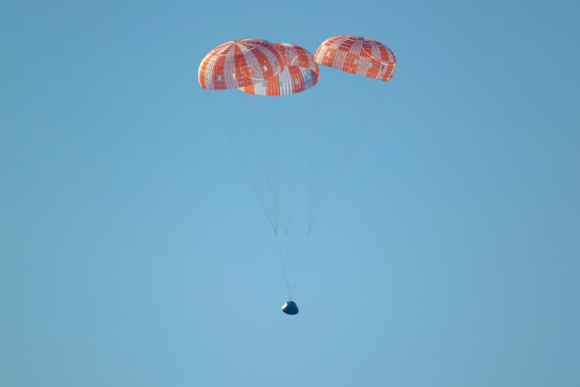 La nave espacial Orion con los tripulantes de Artemis II a bordo se aproxima a la superficie del océano Pacífico para amerizar frente a la costa de California, el 10 de abril de 2026. (NASA vía AP)
