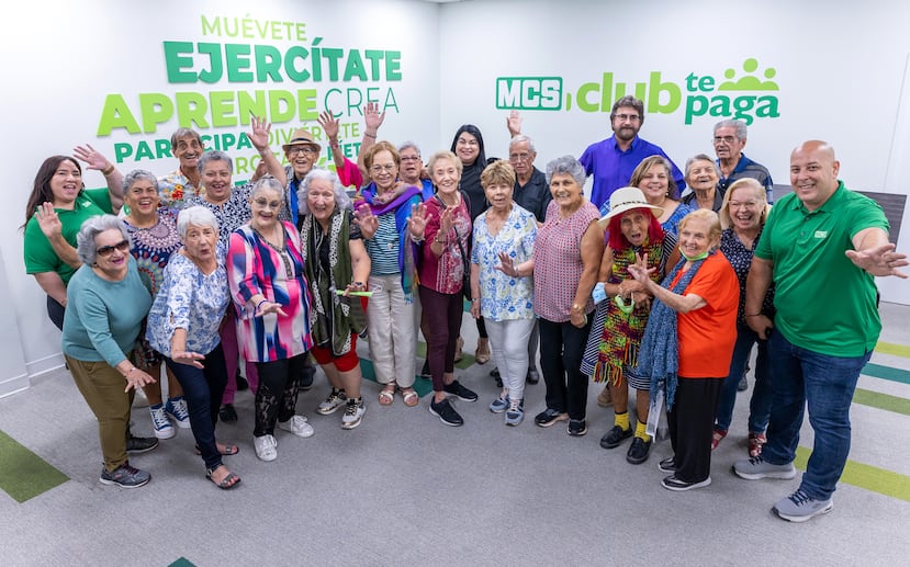 Participantes del MCS Club Te Paga junto a empleados voluntarios de MCS