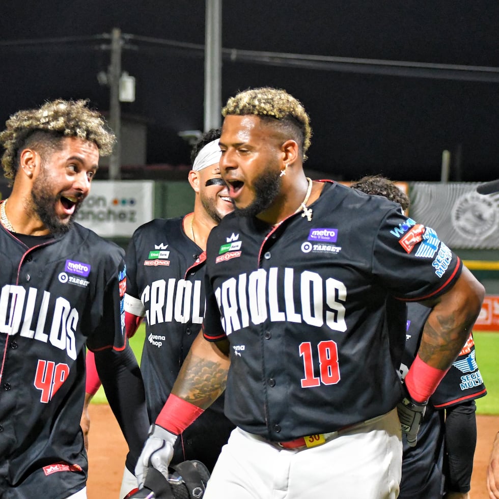 José Espada y Nelson Velázquez celebran el triunfo de los Criollos.