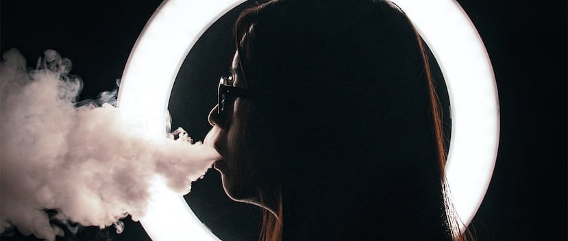 El uso de cigarrillos electrónicos ha crecido en forma explosiva entre los jóvenes en el último año. (John Caroro / Unsplash)