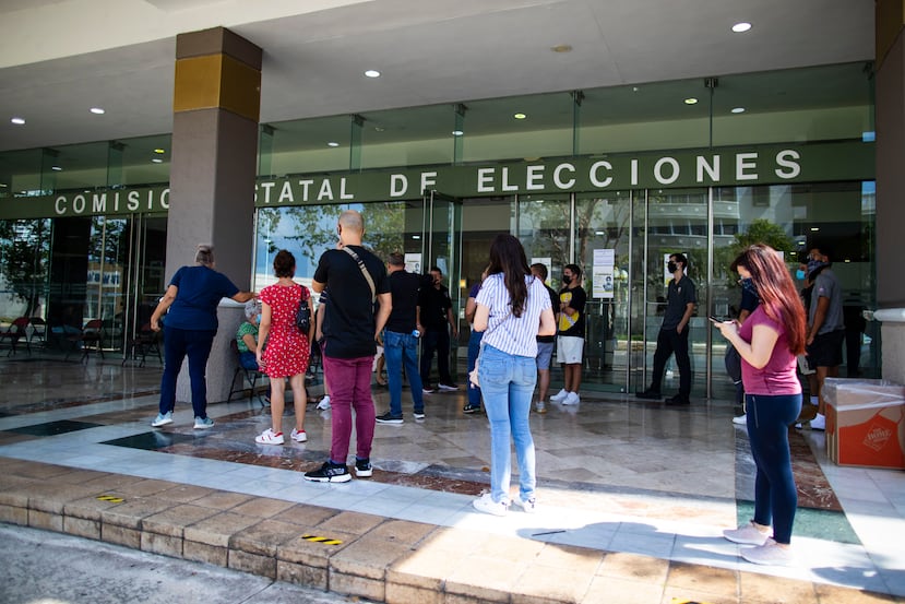 Varias personas hacen fila en sede de la Comisión Estatal de Elecciones, en Hato Rey, durante el último día para sacar la tarjeta electoral para los comicios del 2020.