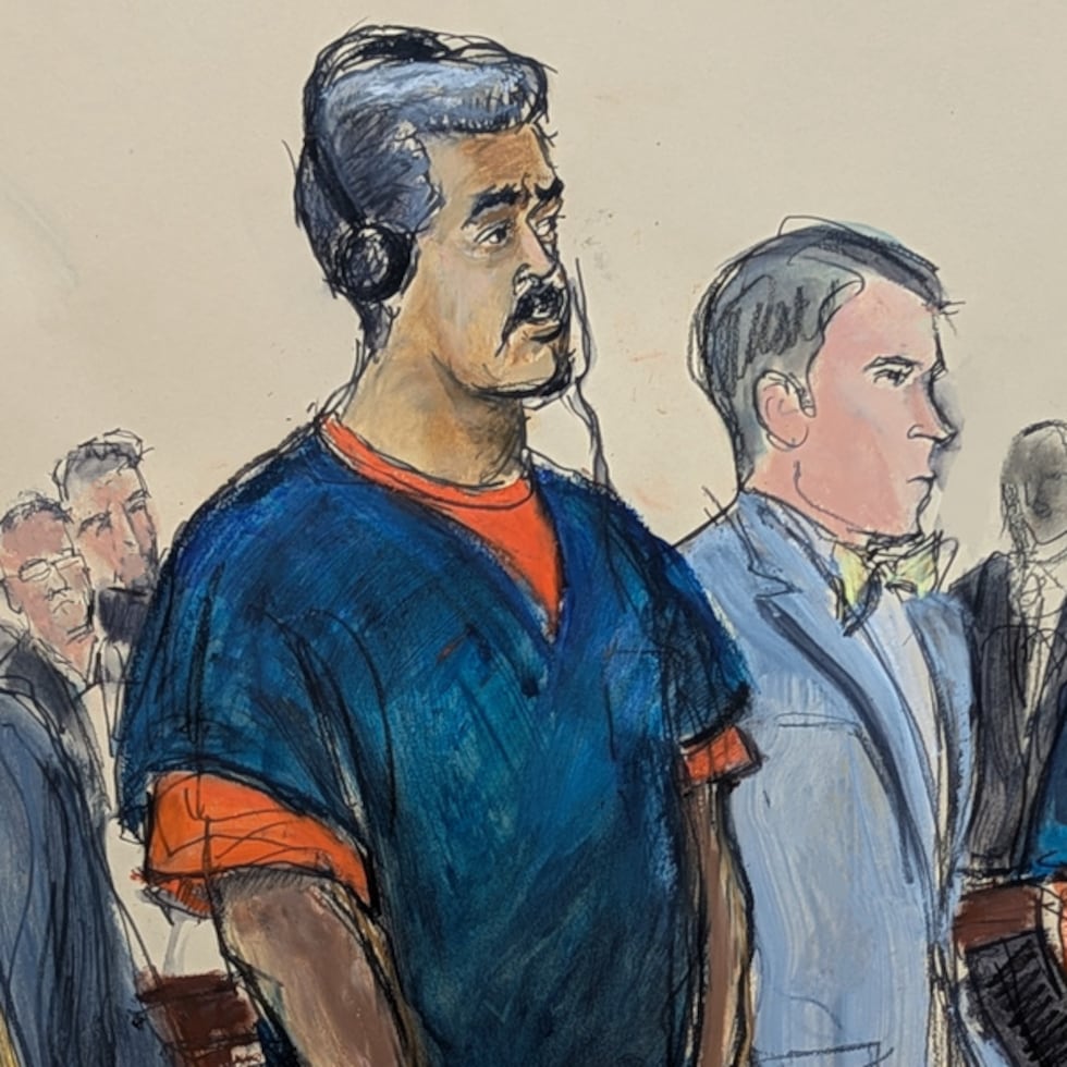 En un boceto que trascendió en la tarde del lunes, el presidente venezolano Nicolás Maduro, a la izquierda, y su esposa, Cilia Flores, segunda de la derecha, comparecen ante el tribunal federal de Manhattan con sus abogados defensores Mark Donnelly, segundo de la izquierda, y Andrés Sánchez.