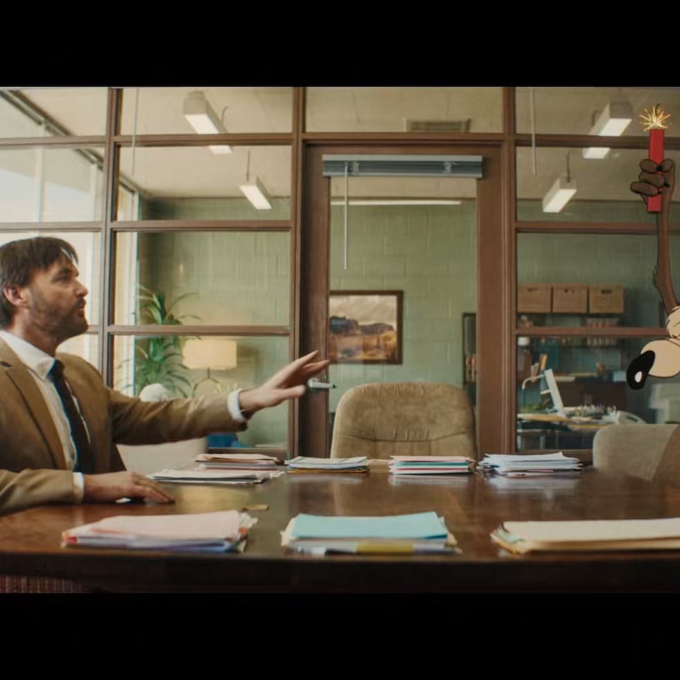 Will Forte y el personaje Wile E. Coyote, en una escena de "Coyote vs Acme." (Ketchup Entertainment via AP)