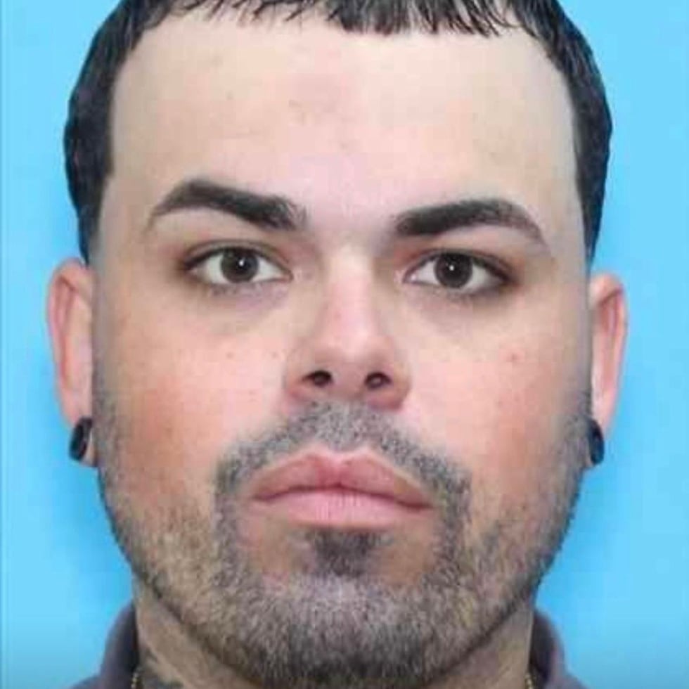 Contra José A. Rodríguez Morales, se expidió una orden de arresto por el asesinato de su abuelo con una fianza de $500,000.