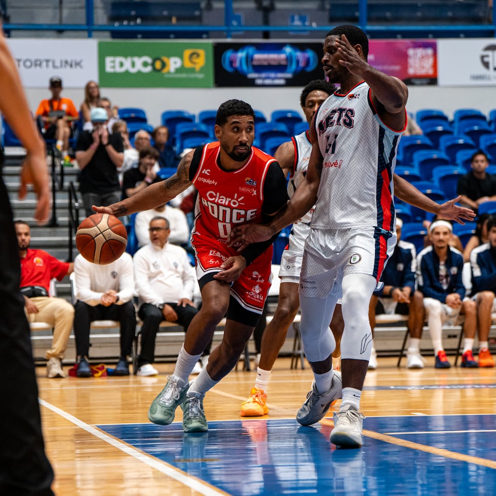 Jezreel de Jesús, de los Leones de Ponce, maneja el balón contra Devin Williams, de los Mets de Guaynabo.