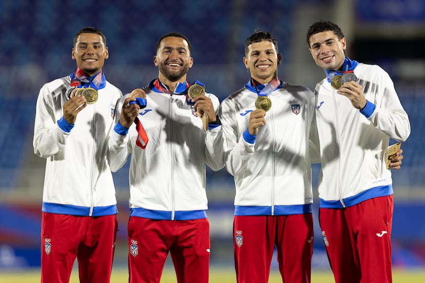 José Figueroa, Pedro Rivas, Alejandro Rosado y Jarell Cruz muestran su medalla de oro del relevo 4x400 metros de los Juegos Centroamericanos y del Caribe Santo Domingo 2026.