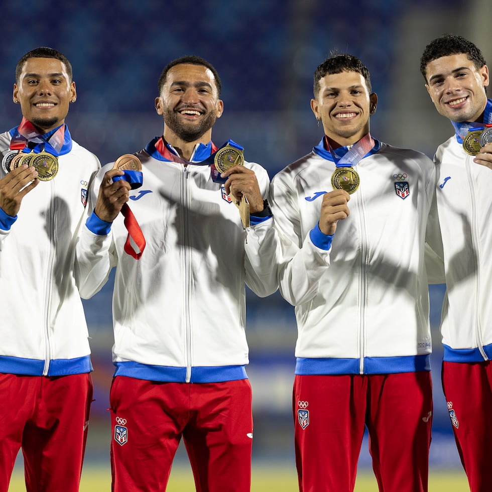 José Figueroa, Pedro Rivas, Alejandro Rosado y Jarell Cruz muestran su medalla de oro del relevo 4x400 metros de los Juegos Centroamericanos y del Caribe Santo Domingo 2026.