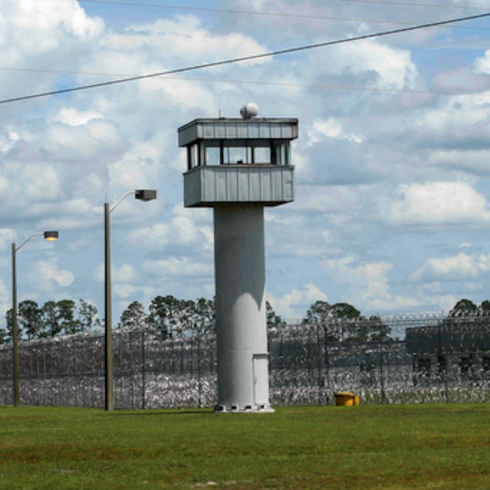 ARCHIVO - Valla y torres en la Institución Correccional Baker, Sanderson, Florida, tambien conocido como “Depósito de Deportación”.