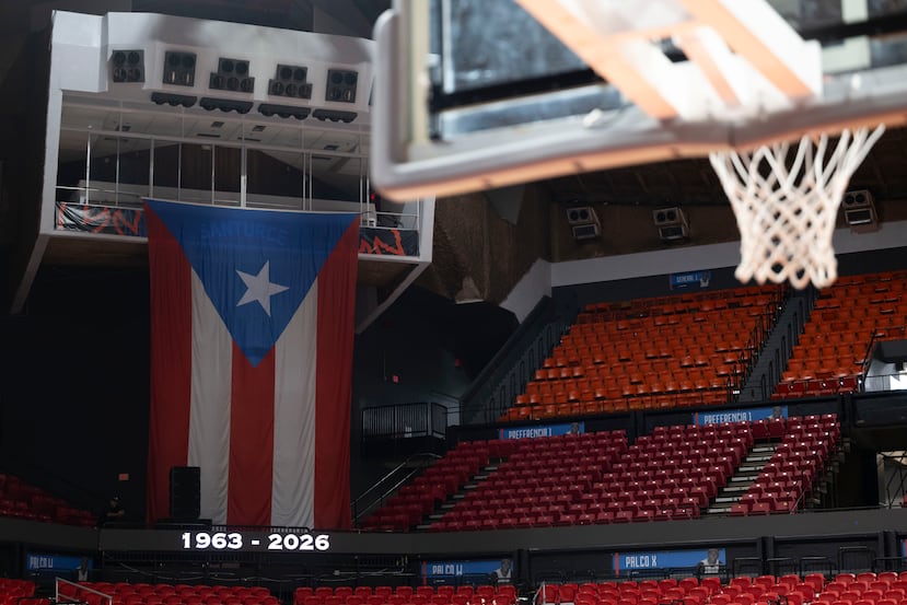 La bandera de Puerto Rico colgó de una de las 'suites' del coliseo.