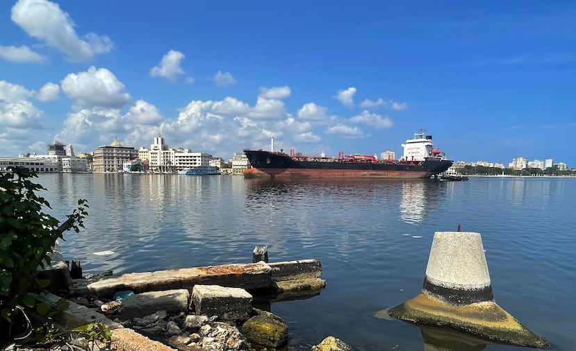 Cuba necesita ocho barcos petroleros mensuales y solo ha recibido uno desde diciembre.