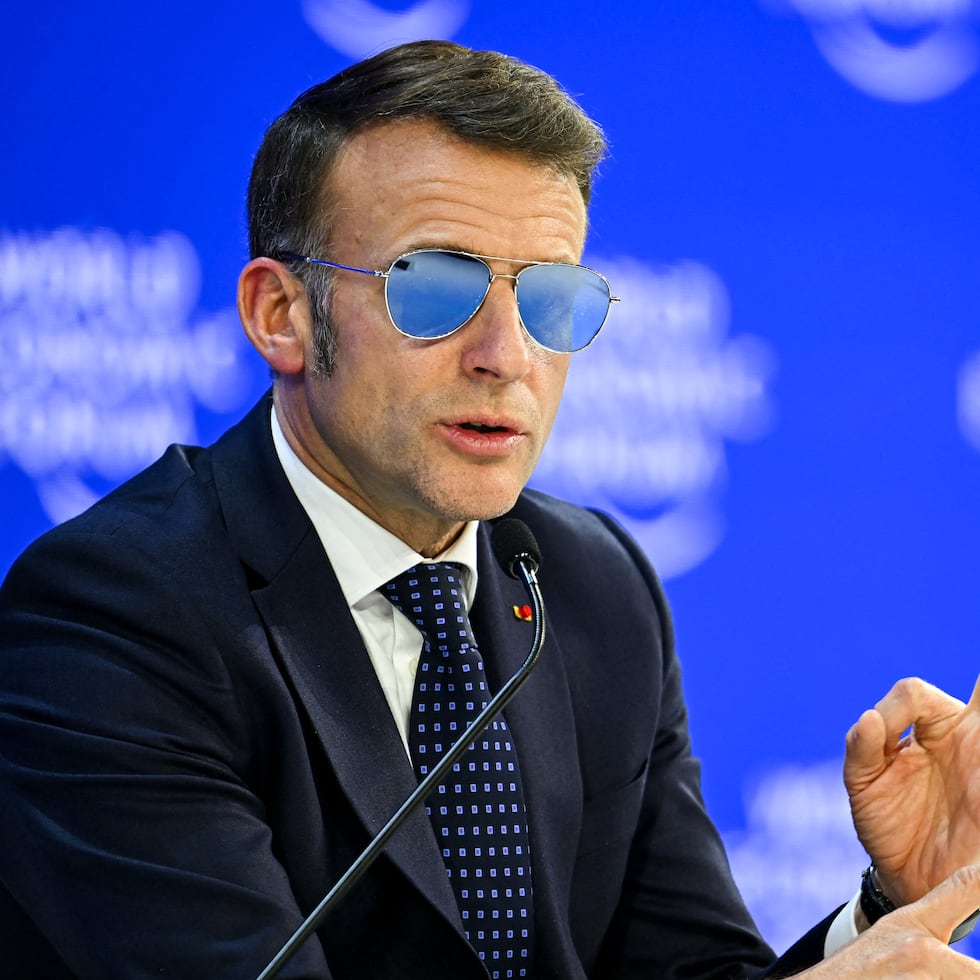El presidente francés Emmanuel Macron culpó a la “violencia desenfrenada” a “elementos insurreccionales de grupos radicales de extrema izquierda, a los que se sumaron numerosos delincuentes” .