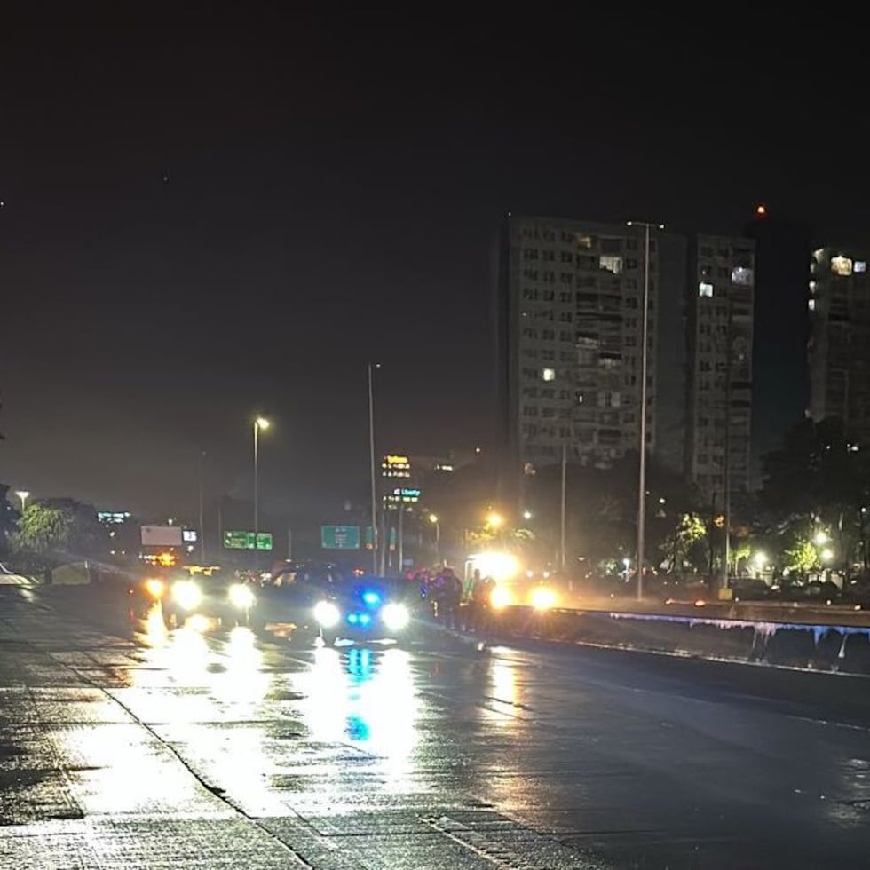 Un camión chocó contra la valla del carril reversible en el expreso PR-18, provocando derrame de aceite y combustible sobre la vía.