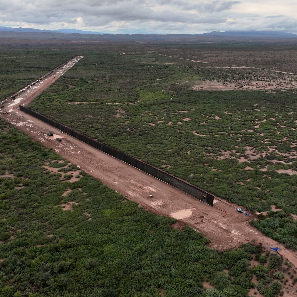 Una porción del muro fronterizo en construcción en la región de Big Bend, el miércoles 23 de septiembre de 2026, cerca de Sierra Blanca, Texas. (AP Foto/John Locher)