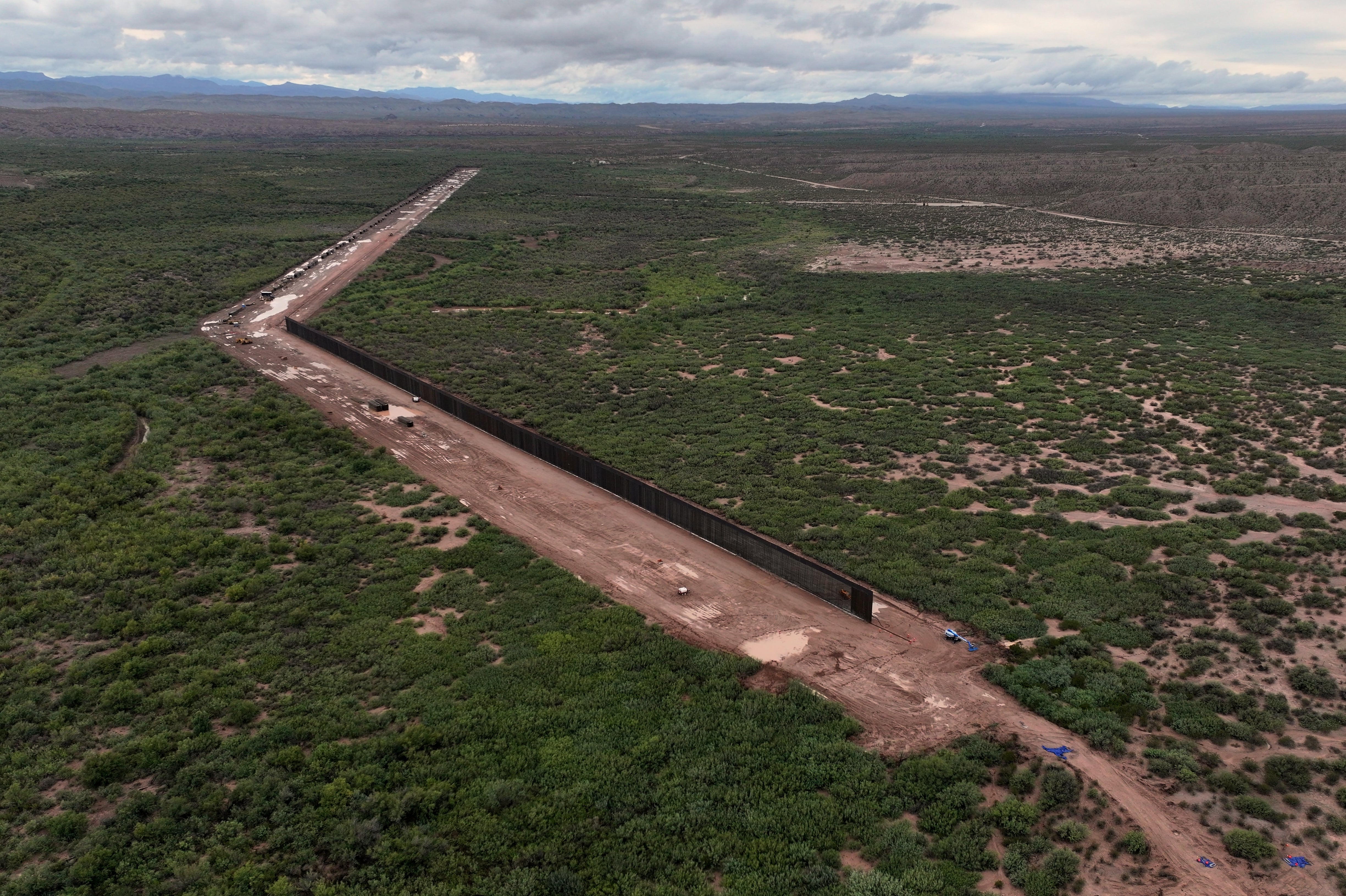 Jefe fronterizo de Trump defiende construcción de muro en Texas pese a revés judicial